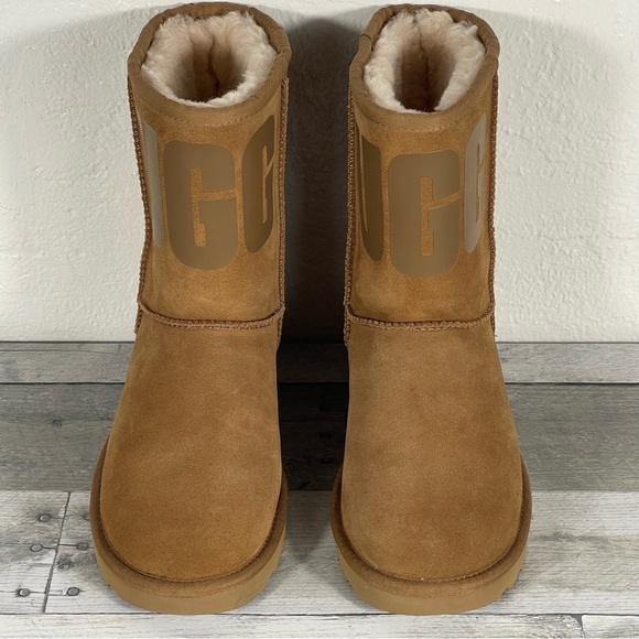 UGG Women's Classic Short Rubber Logo Cold-Weather Boots - Chestnut - Sz-6 .US - Picture 9 of 14
